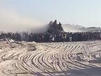 Видео ЦАХАЛа из Газы: толпа грабит грузовик с продуктами и приветствует израильских солдат