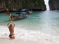 Медиаконсультант, выступающий против призыва, был замечен в Таиланде среди полуодетых женщин