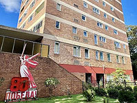 Мужчина на внедорожнике протаранил ворота консульства РФ в Сиднее. Подробности