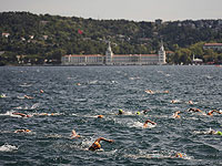 Во время массового заплыва через Босфор пропал российский пловец