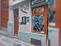 В Праге антиизраильские надписи появились на стекле и стене еврейского магазина