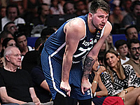 Перед матчем против израильтян. Лука Дончич выиграл спор, сделав невероятный бросок