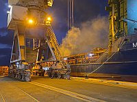 В порту Хайфы загорелось мусоросборочное судно