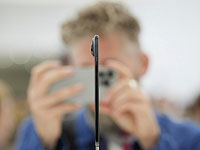 Компания Apple представила новый, более тонкий iPhone на ежегодной презентации продуктов