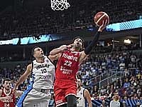 Турки разгромили греков и вышли в финал Евробаскета