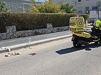 В Хайфе автомобиль сбил мужчину, ехавшего на электросамокате