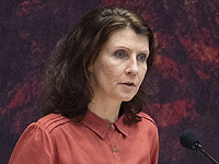 Депутат парламента Нидерландов пришла на дебаты в блузке, напоминающей палестинский флаг