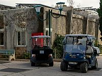 В Араде старик, ехавший на электроколяске, упал с лестницы