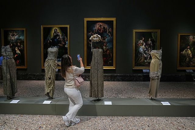 Творения Армани выставлены в картинной галерее в Милане. Фоторепортаж
