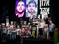 Тысячи людей принимают участие в митинге на 