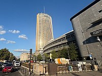 Посол ЮАР во Франции найден мертвым у здания высотного отеля в Париже