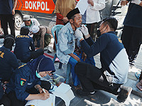 Обрушение школы в Индонезии: около 60 подростков спасены, столько же остаются под завалами