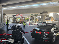 Грузовик врезался в мост на развязке Роках, в районе возникли пробки