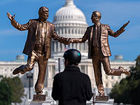 Статуя держащихся за руки Трампа и Эпштейна вернулась на Национальную аллею Вашингтона