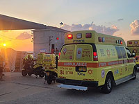 Парамедики борются за жизнь женщины, едва не утонувшей в море у побережья Нетании