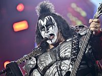 Басист KISS Джин Симмонс был госпитализирован после ДТП в Калифорнии