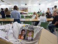 Освобожденные заложники доставлены на базу в Реим