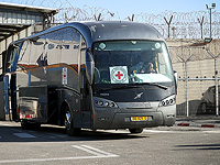 Автобусы с освобожденными из тюрем террористами прибыли в Рамаллу