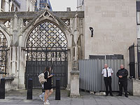 Бэнкси прокомментировал запрет Palestine Action стрит-артом: мурал оперативно закрыли