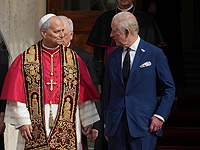 Впервые за 500 лет: король Великобритании помолился вместе с Римским папой