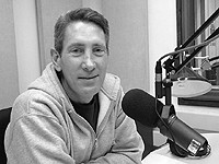 Израильский радиоведущий Офер Нахшон скончался в возрасте 59 лет