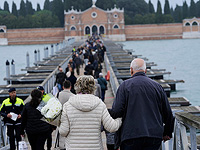 В Венеции вновь возвели временный мост к острову Сан-Микеле