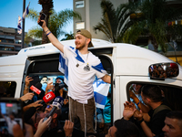 Бар Куперштейн возложил тфилин на Площади заложников