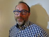 Один из основателей Wikipedia потребовал отредактировать статью о 