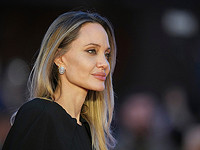 Анджелина Джоли посетила больницы в Херсоне. Ее охранника задержали