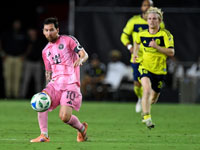 Месси забил два гола. 