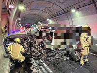 Автомобиль на скорости врезался в стену в туннеле 