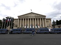 Парламент Франции заморозил пенсионную реформу