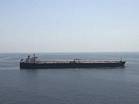 Танкер с нефтью, следовавший в Сингапур, неожиданно отправился в сторону Ирана