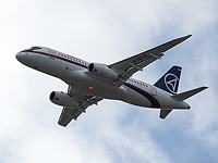 В Хабаровске совершил аварийную посадку Sukhoi Superjet, у него сорвало обшивку
