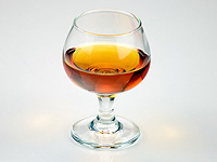 Помощница по уходу неоднократно избивала подопечного за отказ дать ей рюмку коньяка Помощница по уходу неоднократно избивала подопечного за отказ дать ей рюмку коньяка