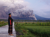 Извержение вулкана Семеру в Индонезии, из опасной зоны эвакуированы 170 альпинистов Извержение вулкана Семеру в Индонезии, из опасной зоны эвакуированы 170 альпинистов