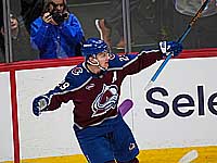 Две результативные передачи Фокса. Достижение Маккиннона. Результаты матчей НХЛ