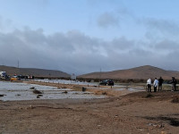 Последствия осеннего шторма: перекрыты дороги, обрушилась часть забора безопасности