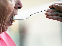 Прием пищи в одиночестве может быть опасен для пожилых людей