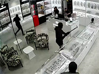 В социальные сети попало видео попытки ограбления ювелирного магазина в Офакиме. Полиция молчит