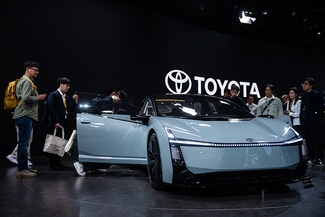 Представители СМИ и гости рассматривают концепт Toyota Corolla. Japan Mobility Show, Токио Представители СМИ и гости рассматривают концепт Toyota Corolla. Japan Mobility Show, Токио