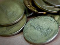 Должникам разрешили заплатить долг 235 кг полушекелевых монет, но оштрафовали на 2000 шекелей