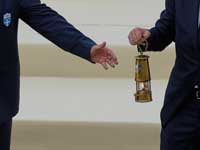 Олимпийский огонь передали организаторам олимпиады Олимпийский огонь передали организаторам олимпиады