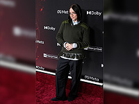 Буря в соцсетях: Билли Айлиш пришла на премьеру Буря в соцсетях: Билли Айлиш пришла на премьеру