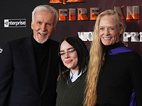 C Джеймсом Кэмероном (слева) и его женой Сьюзи Эмис Кэмерон (справа) C Джеймсом Кэмероном (слева) и его женой Сьюзи Эмис Кэмерон (справа)