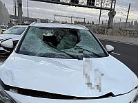 На 531-й трассе около Герцлии мужчина упал на автомобиль, он в крайне тяжелом состоянии