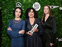 Джулия Локтев (в центре) Джулия Локтев (в центре)