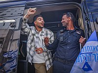 Освобожденный заложник Йосеф Хаим Охана эвакуирован с акции протеста Освобожденный заложник Йосеф Хаим Охана эвакуирован с акции протеста