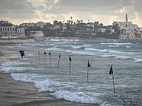 Условия на пляжах Израиля: холодно, купание опасно и запрещено