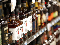 Саудовская Аравия расширяет доступ в единственный магазин алкоголя в стране